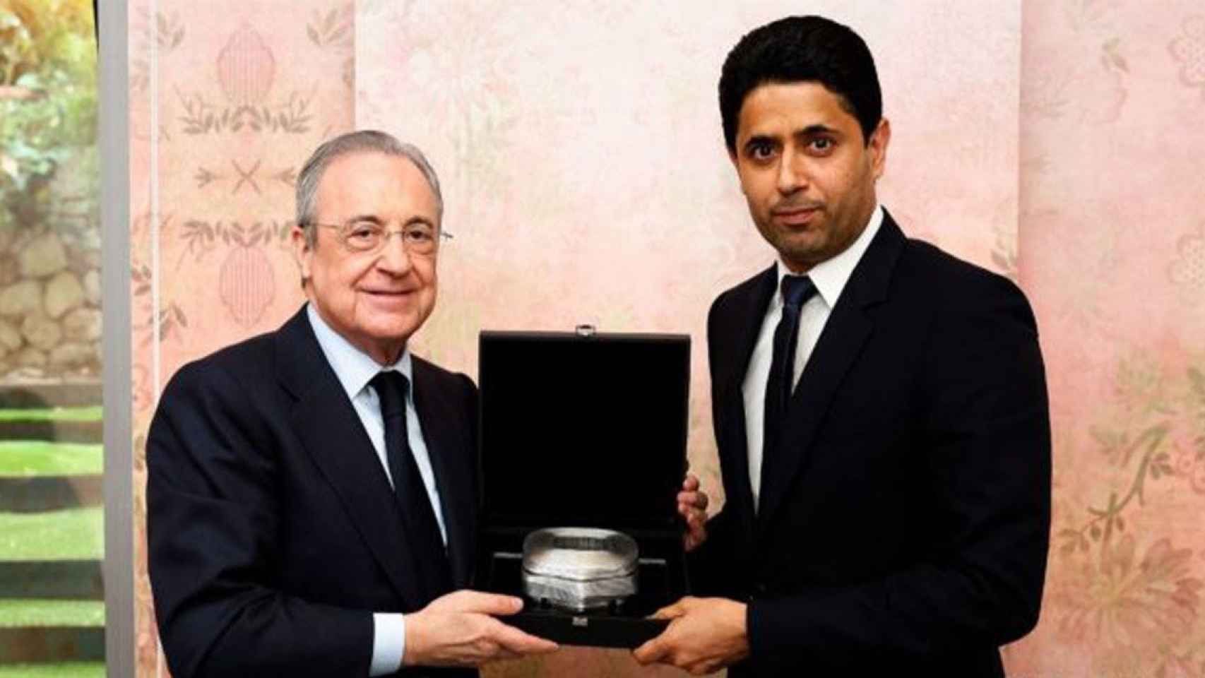 Florentino Pérez obsequia a Nasser al-Kehalifi con una réplica del nuevo Bernabéu / RM