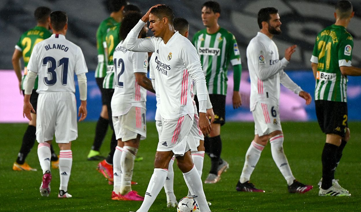 Los jugadores del Real Madrid, lamentando el empate contra el Betis | EFE