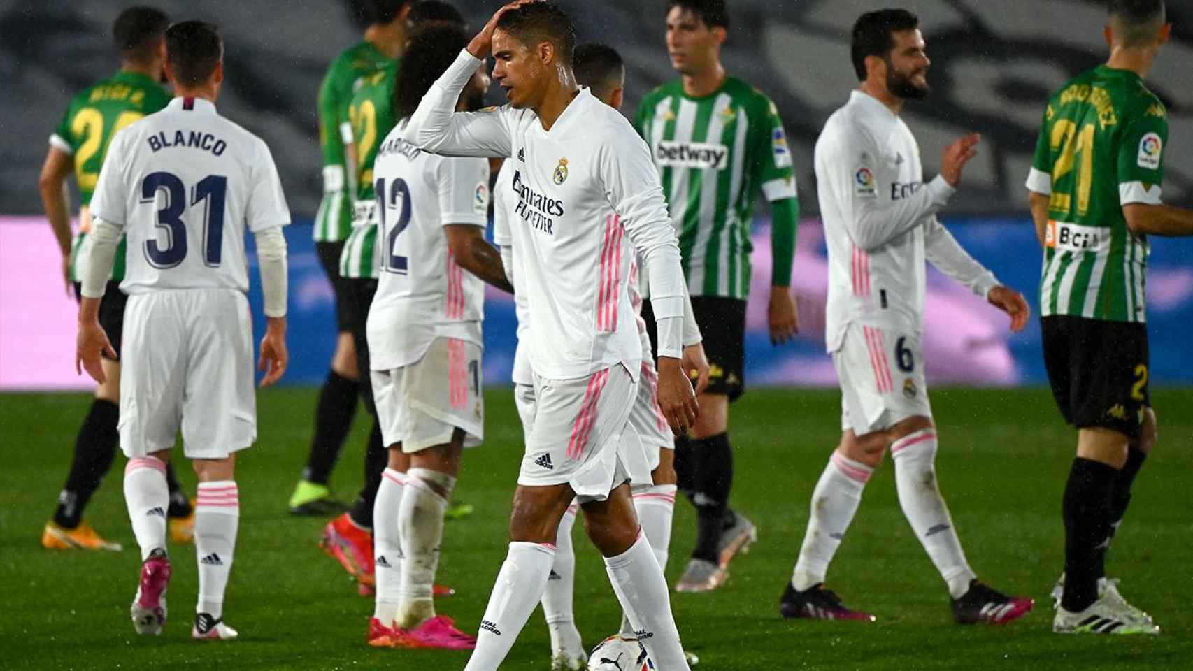 Los jugadores del Real Madrid, lamentando el empate contra el Betis | EFE