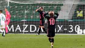 Luka Modric y Benzema lamentando una clara ocasión ante el Elche / EFE