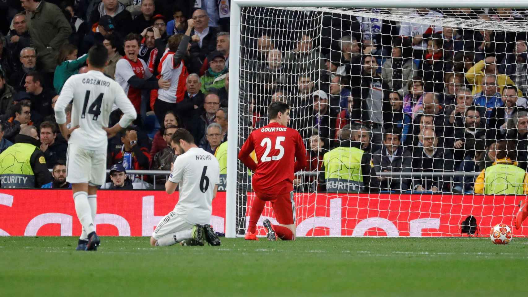 Los jugadores del Real Madrid lamentan la eliminación en Champions League / EFE
