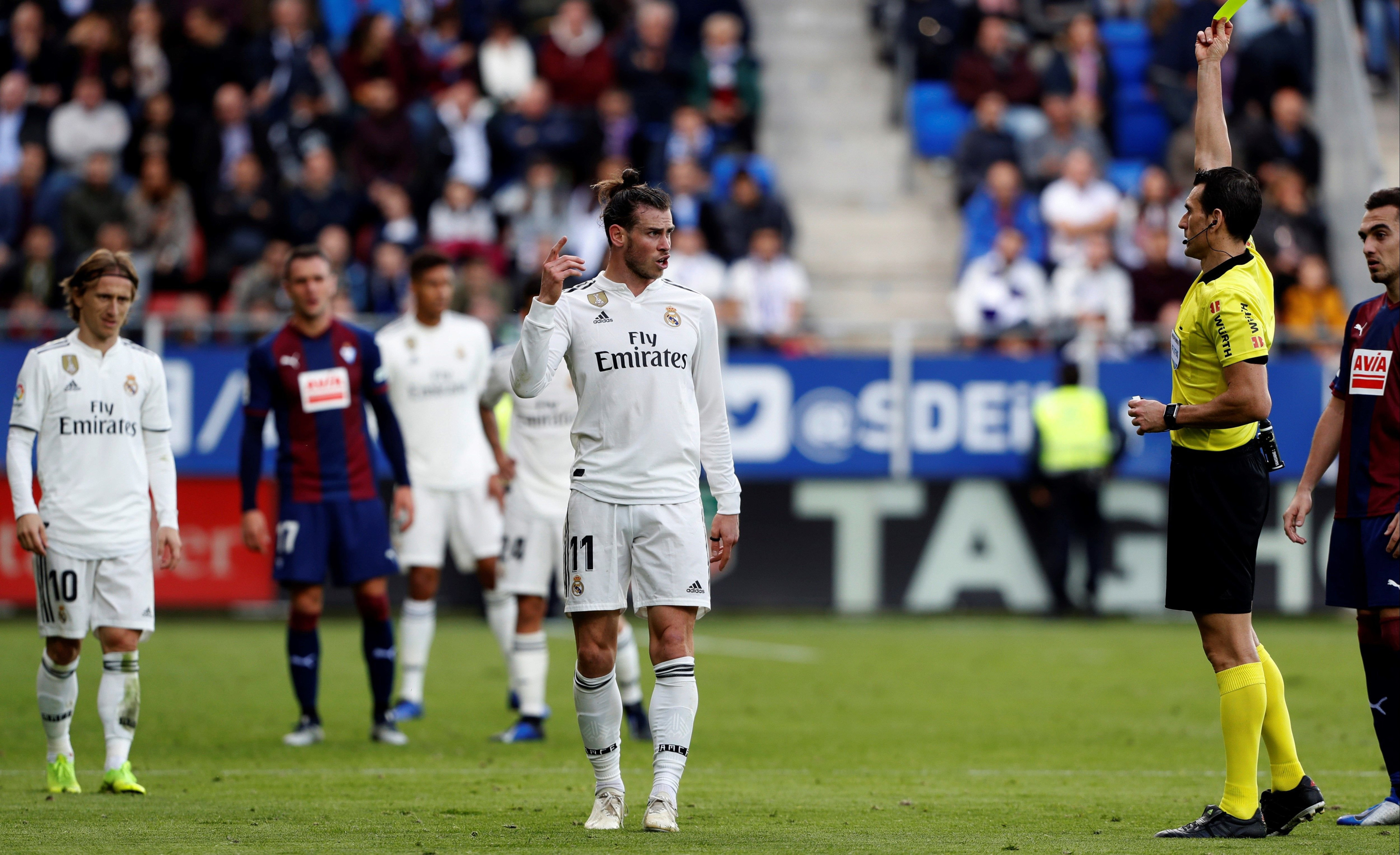 Gareth Bale es amonestado por Martínez Munuera / EFE