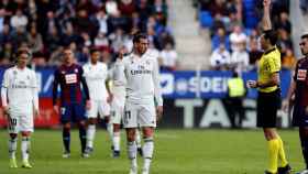 Gareth Bale es amonestado por Martínez Munuera / EFE