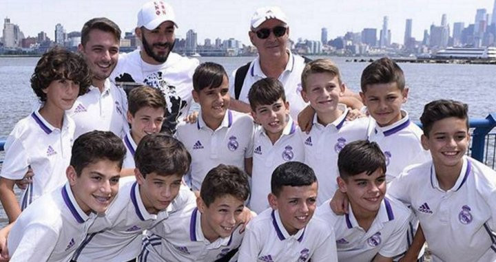 Benzema, junto a niños de las escuelas del Real Madrid | RM