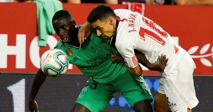 Ferland Mendy disputando un balón con Jesús Navas / EFE