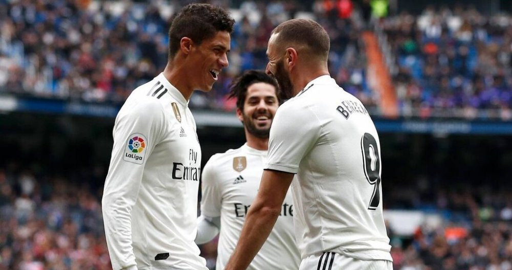 Raphael Varane y Karim Benzema celebrando un gol del Real Madrid / EFE