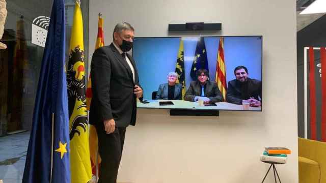 Jan Jambon, hablando por videoconferencia con Puigdemont en la oficina europarlamentaria de JxCat en Barcelona / @JanJambon (TWITTER)
