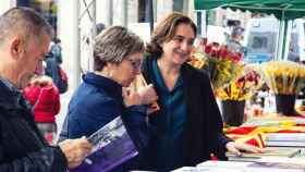 La alcaldesa de Barcelona, Ada Colau, visita una de las paradas de libros de la ciudad en Sant Jordi / AJ BCN