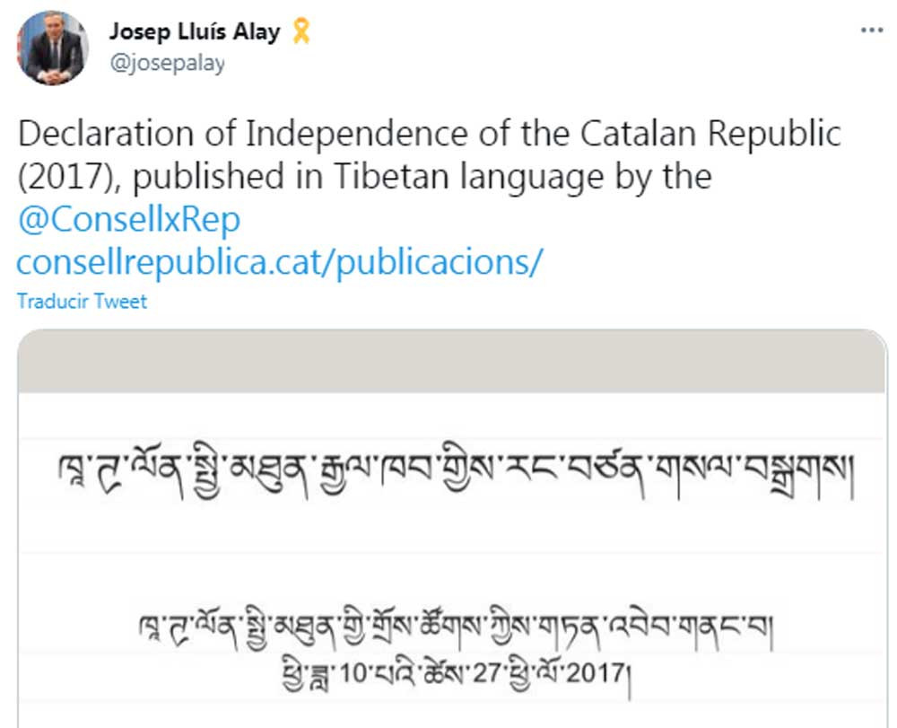 Josep Lluís Alay, jefe de oficina de Puigdemont, difundiendo la traducción de la DUI al tibetano / TWITTER