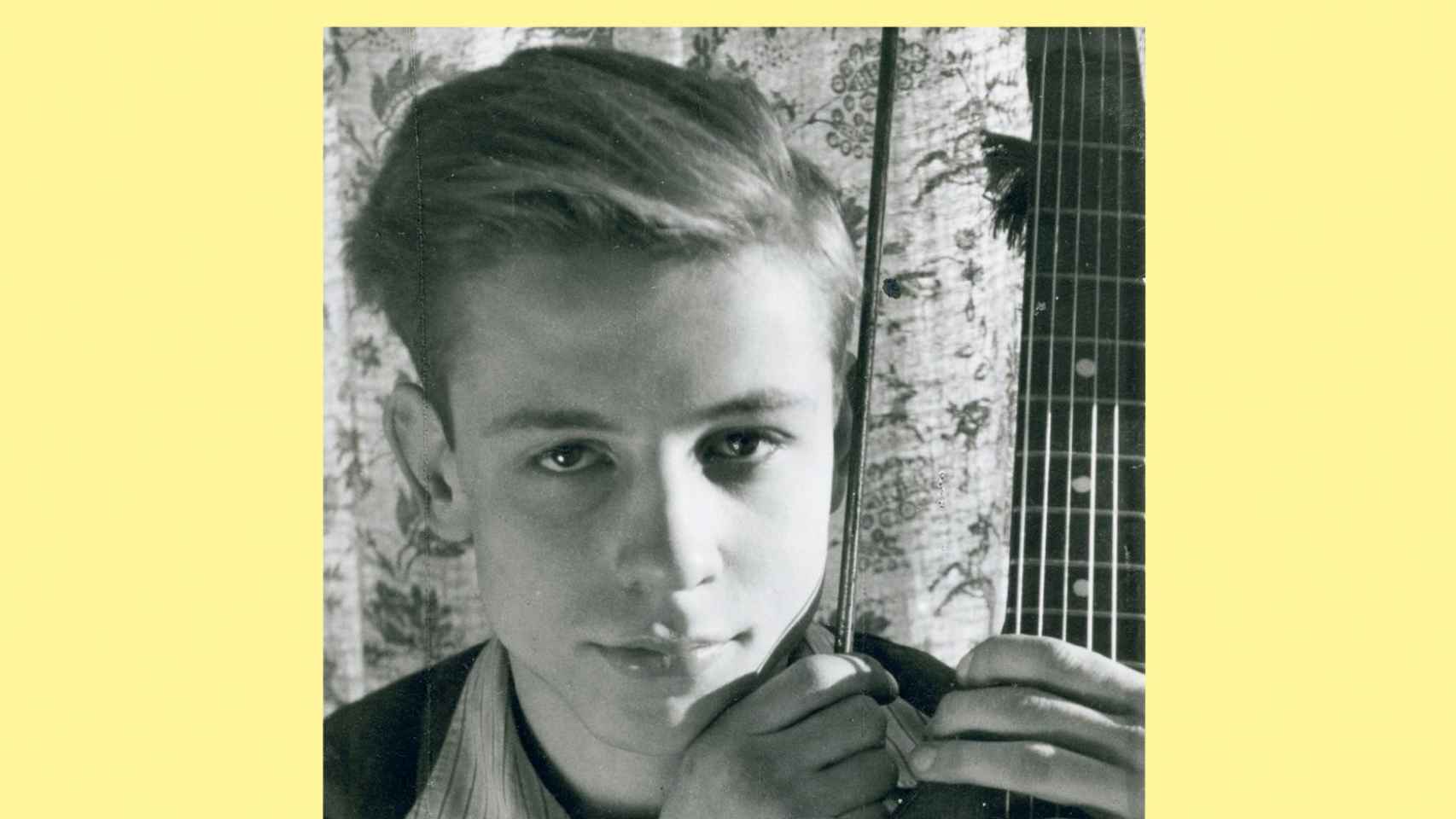 Hans Magnus Enzensberger, en la portada de 'Un puñado de anécdotas' / ANAGRAMA