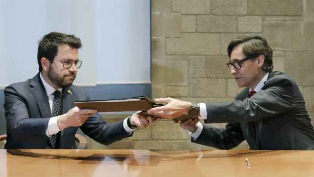 El presidente de la Generalitat, Pere Aragonès, y el líder del PSC, Salvador Illa (d), firmando el acuerdo de Presupuestos de la Generalitat para 2023 / EFE - Andreu Dalmau