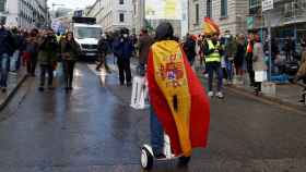 Un hombre con una bandera de España en una manifestación organizada por Jusapol / EUROPA PRESS