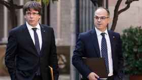 El expresidente de la Generalitat, Carles Puigdemont (i) y el secretario general de JxCat, Jordi Turull (d) en una imagen de archivo