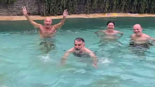 Piden la independencia desde una piscina en Cadaqués / INSTAGRAM