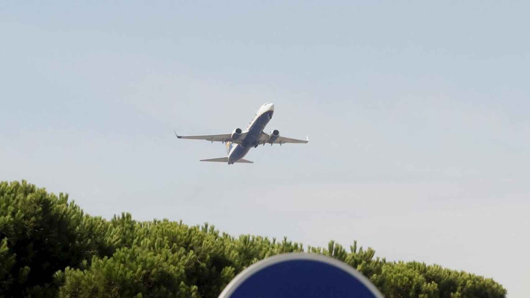 Un avión despega del aeropuerto de Barcelona-El Prat / EFE