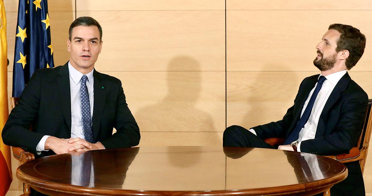Reunión entre el presidente del Gobierno, Pedro Sánchez (i), y el líder del PP, Pablo Casado, para quienes Cataluña mantiene su protagonismo / EFE