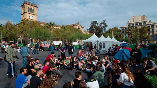 Jóvenes de acampada en la plaza Universidad de Barcelona secundando la huelga / EFE