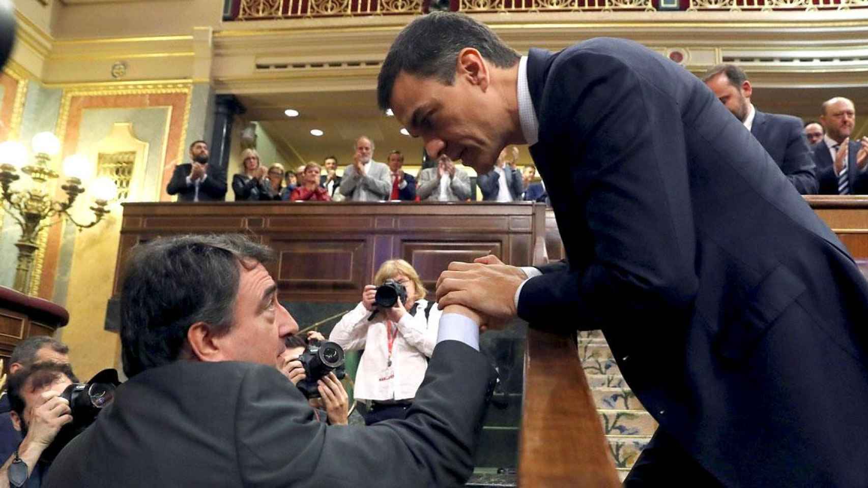 El presidente del Gobierno en funciones y líder del PSOE, Pedro Sánchez (i), junto al portavoz del PNV en el Congreso, Aitor Esteban (d) / EFE