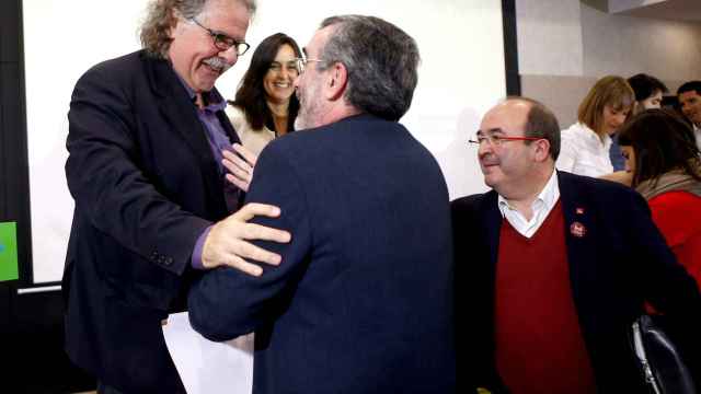 El dirigente de ERC Joan Tardà, saludando a los socialistas Manuel Cruz y Miquel Iceta / EFE