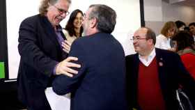 El dirigente de ERC Joan Tardà, saludando a los socialistas Manuel Cruz y Miquel Iceta / EFE