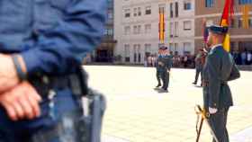 Un Mosso d'Esquadra de espaldas al evento de Guardias Civiles en Sant Andreu de la Barca / CG