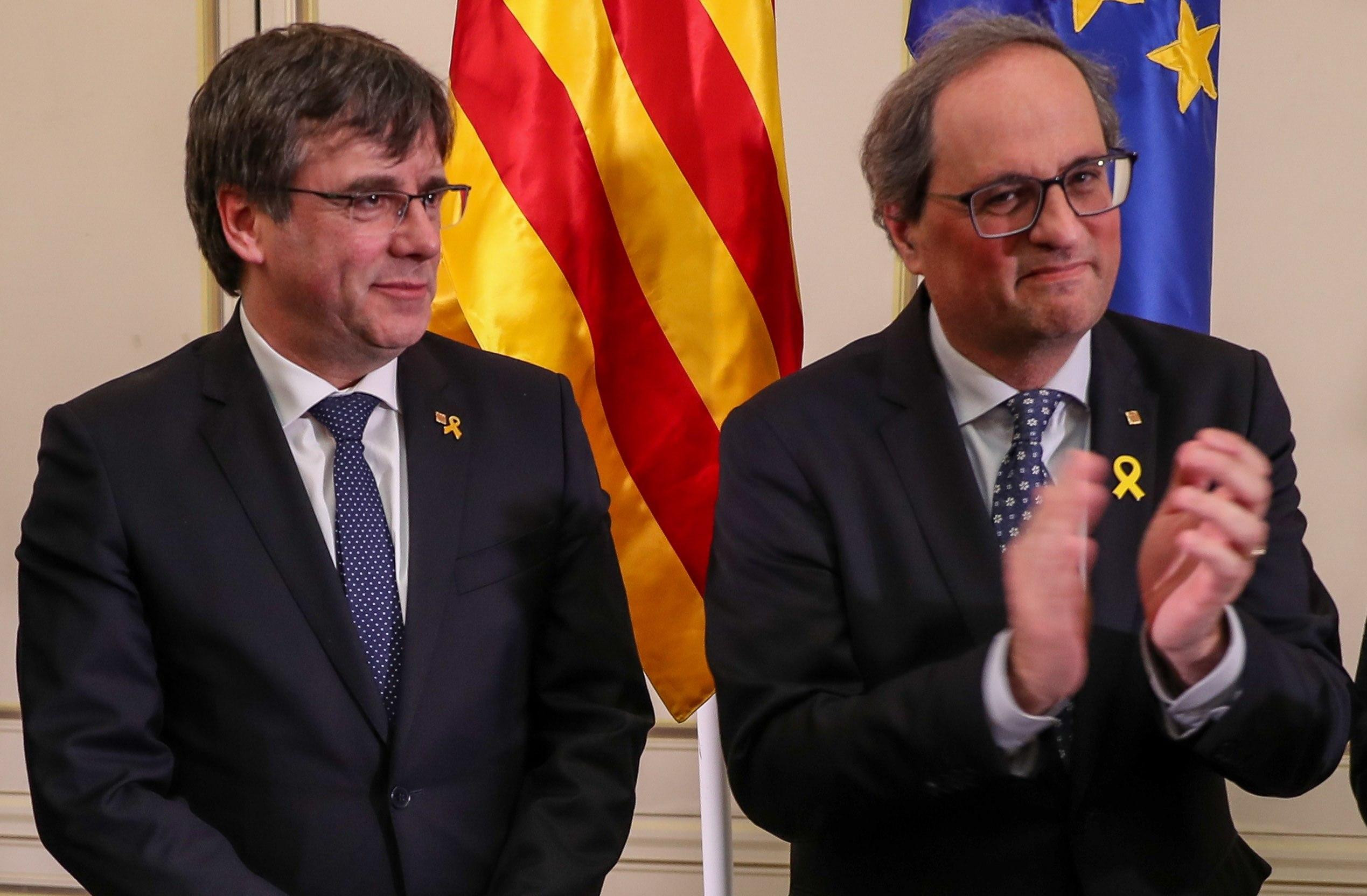 Puigdemont y Torra, dos de los dirigentes del independentismo, durante su charla sobre lo que llaman república en un hotel belga. Imagen del artículo 'por el bien de los indepes' y 'Vais muy sobrados, merluzos'. Imagen del artículo 'Sin temor, sin traicio