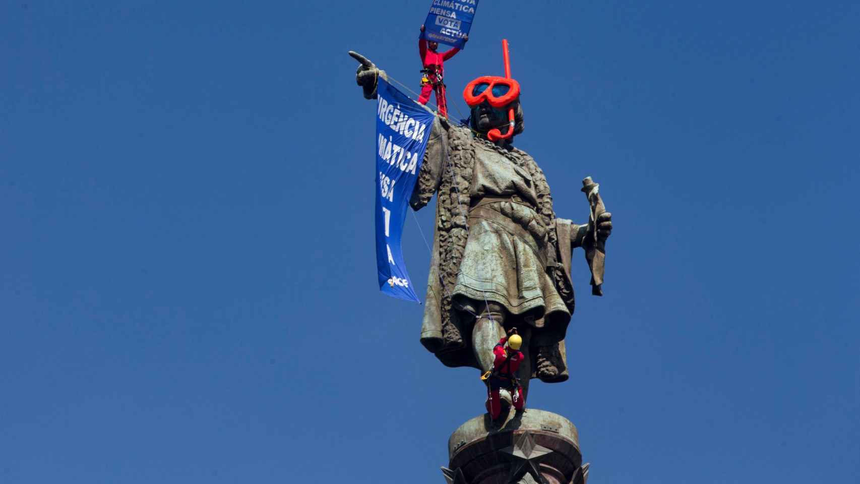 La estatua de Colón de Barcelona con unas gafas de buzo y un tubo para respirar