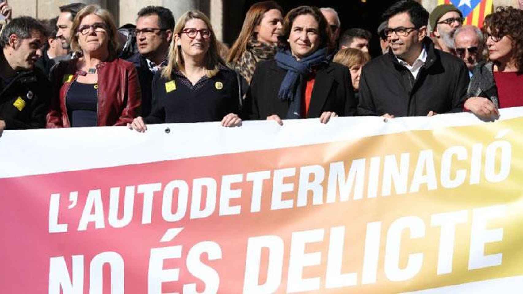 La consejera Elsa Artadi y la alcaldesa de Barcelona, Ada Colau, se manifiestan contra la celebración del juicio del 1-O / EFE