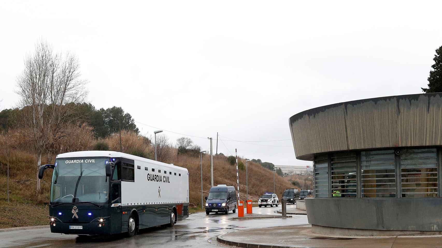 El autocar de la Guardia Civil que traslada a los nueve presos independentistas a Madrid para asistir al Tribunal Supremo / EFE