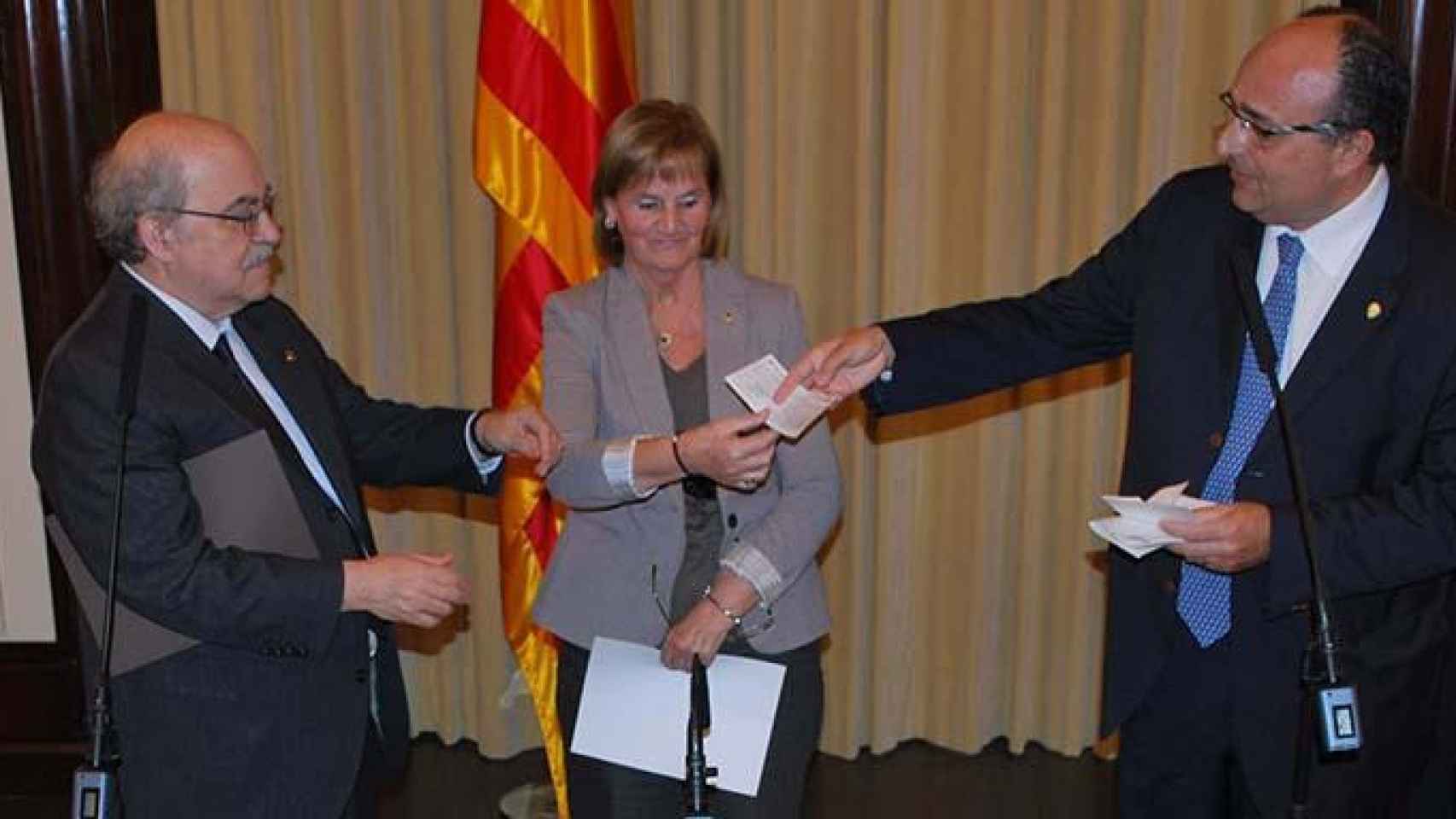 El Síndico Mayor Jaume Amat entrega un cheque de 3,1 millones ahorrados por esta institución al exconsejero de Economía, Andreu Mas-Colell, en 2011 / CG