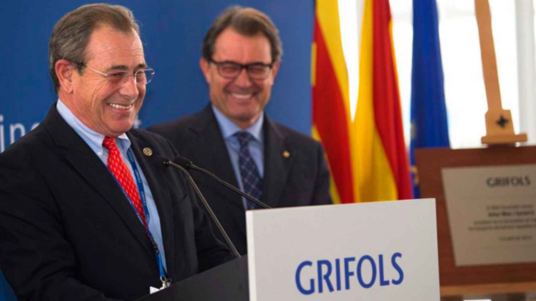 Victor Grífols, en la imagen de archivo junto a Artur Mas, es uno de los primeros a los que se ha dirigido en busca de trabajo