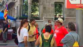 Voluntarios de 'Primàries per Barcelona' durante la Diada