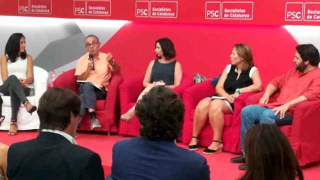 Joan Coscubiela (2i), en su intervención en la fundación Rafael Campalans, vinculada al PSC / PSC