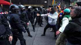 Tensión entre los manifestantes y los Mossos d'Esquadra ante la Delegación del Gobierno en Barcelona / EFE