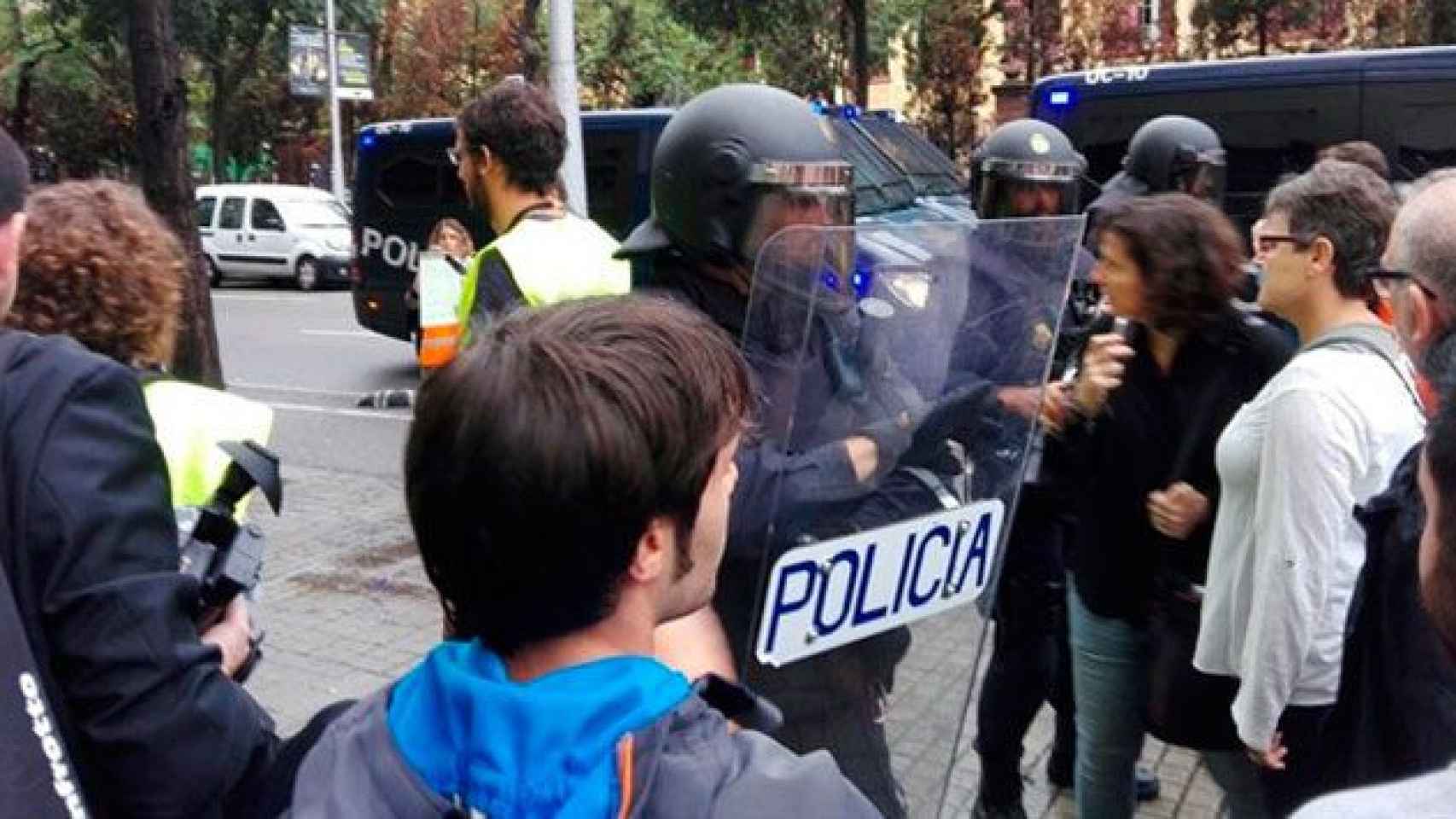 Imagen de la intervención policial en un colegio electoral el 1 de octubre, día del referéndum ilegal en Cataluña / EP