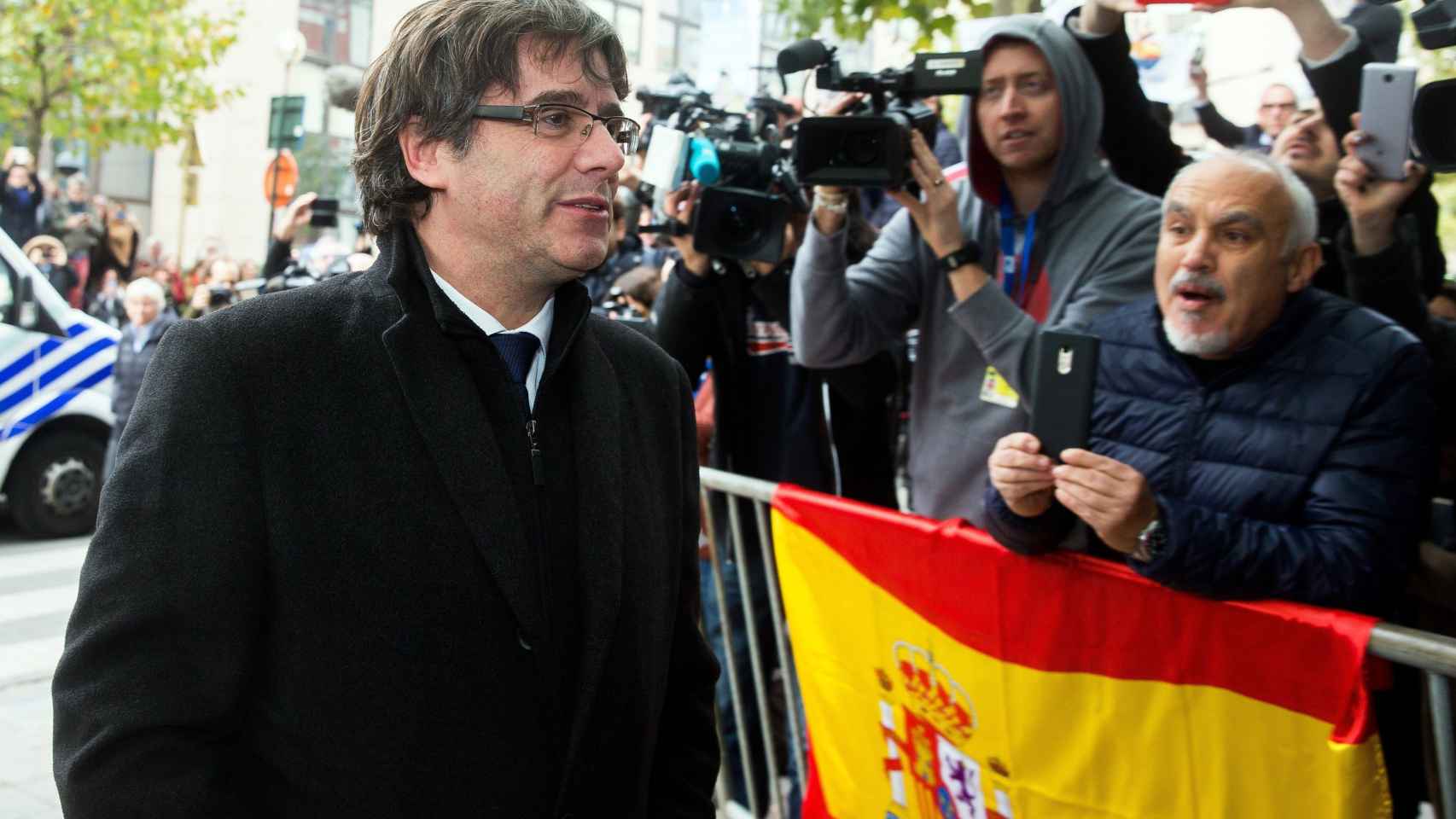 Carles Puigdemont a su llegada al centro de prensa de Bruselas donde dio una rueda de prensa / EFE