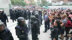 Imagen de agentes del CNP tratando de impedir el acceso a un instituto en Tarragona el pasado domingo / EFE