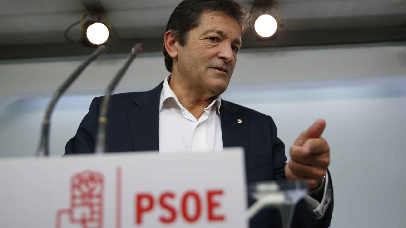 Javier Fernández, presidente de la gestora del PSOE, en la rueda de prensa tras la primera reunión de este organismo / EFE