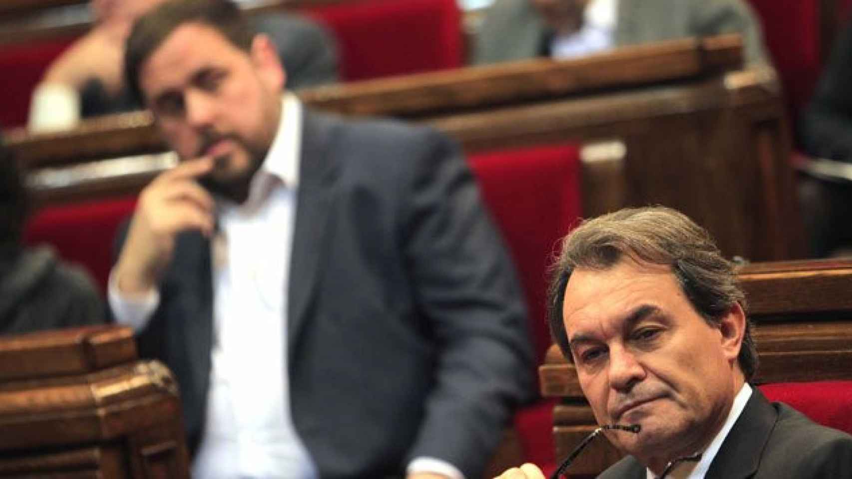Artur Mas (d) y Oriol Junqueras (i) en una imagen de archivo en el Parlamento catalán en la legislatura pasada.