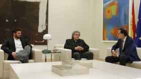 El presidente en funciones del Gobierno, Mariano Rajoy, conversa con los dirigentes de ERC Gabriel Rufián y Joan Tardá durante la reunión que han mantenido en el Palacio de la Moncloa.