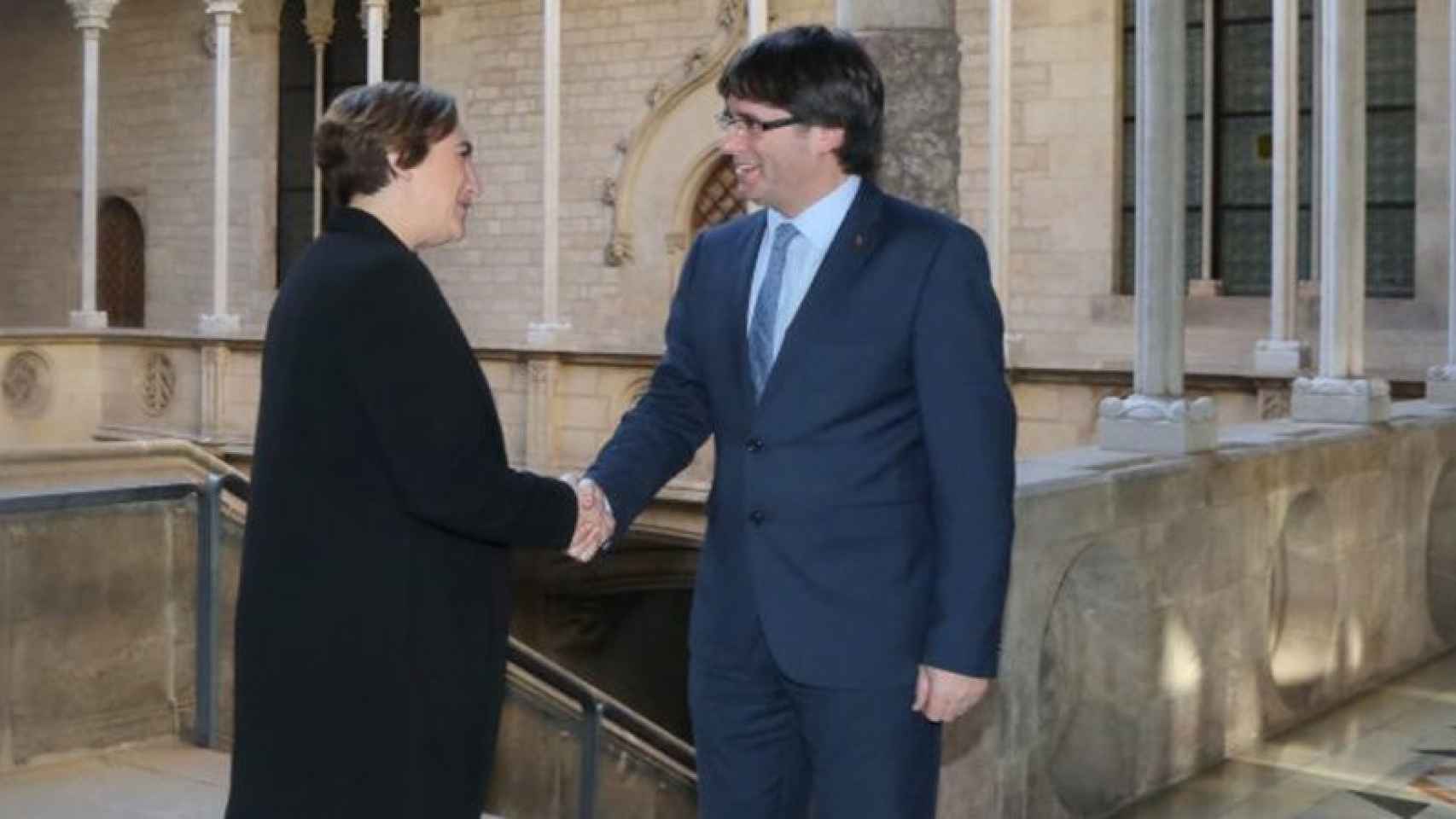 La alcaldesa de Barcelona, Ada Colau, y el presidente de la Generalitat, Carles Puigdemont