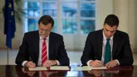 El presidente del Gobierno, Mariano Rajoy, y el líder del PSOE, Pedro Sánchez, firmando el acuerdo contra el yihadismo.