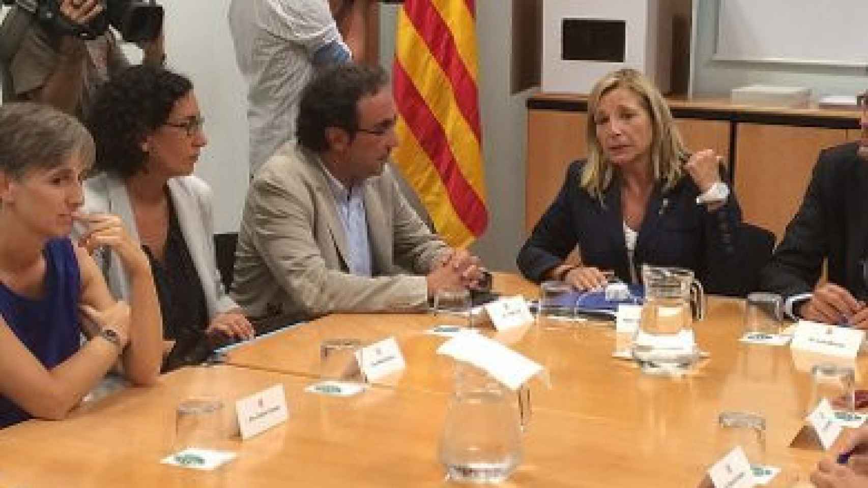 De izquierda a derecha, Camats (ERC), Rovira (ERC), Rull (CDC) y la consejera de Gobernación, Joana Ortega (UDC), durante la reunión