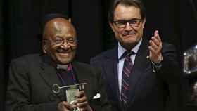 El arzobispo sudafricano Desmond Tutu recibe el Premio Internacional Cataluña 2014 de manos del presidente de la Generalidad, Artur Mas