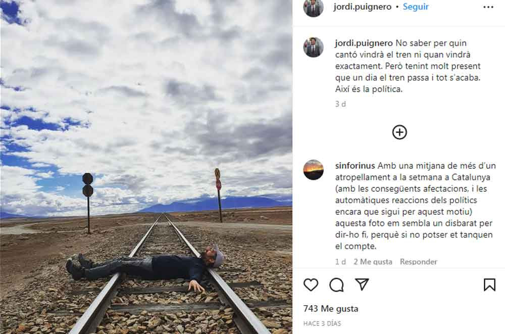Jordi Puigneró, posando sobre las vías del tren en Bolivia en Instagram