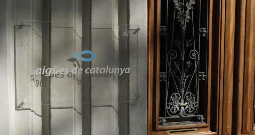 Placa de Aigües de Catalunya en el despacho de David Madí / PABLO MIRANZO