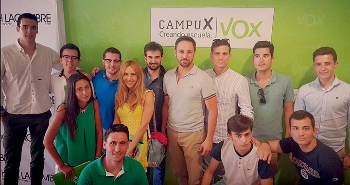 Los jóvenes de Cañas por España con el presidente de Vox, Santiago Abascal