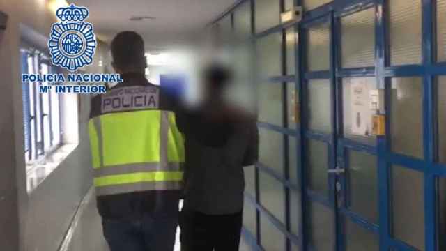Los agentes de la Policía Nacional detienen a un fugitivo por tráfico de drogas / CNP