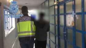 Los agentes de la Policía Nacional detienen a un fugitivo por tráfico de drogas / CNP