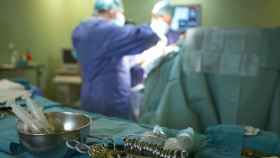 Administran la anestesia a un paciente antes de ser operado / EP